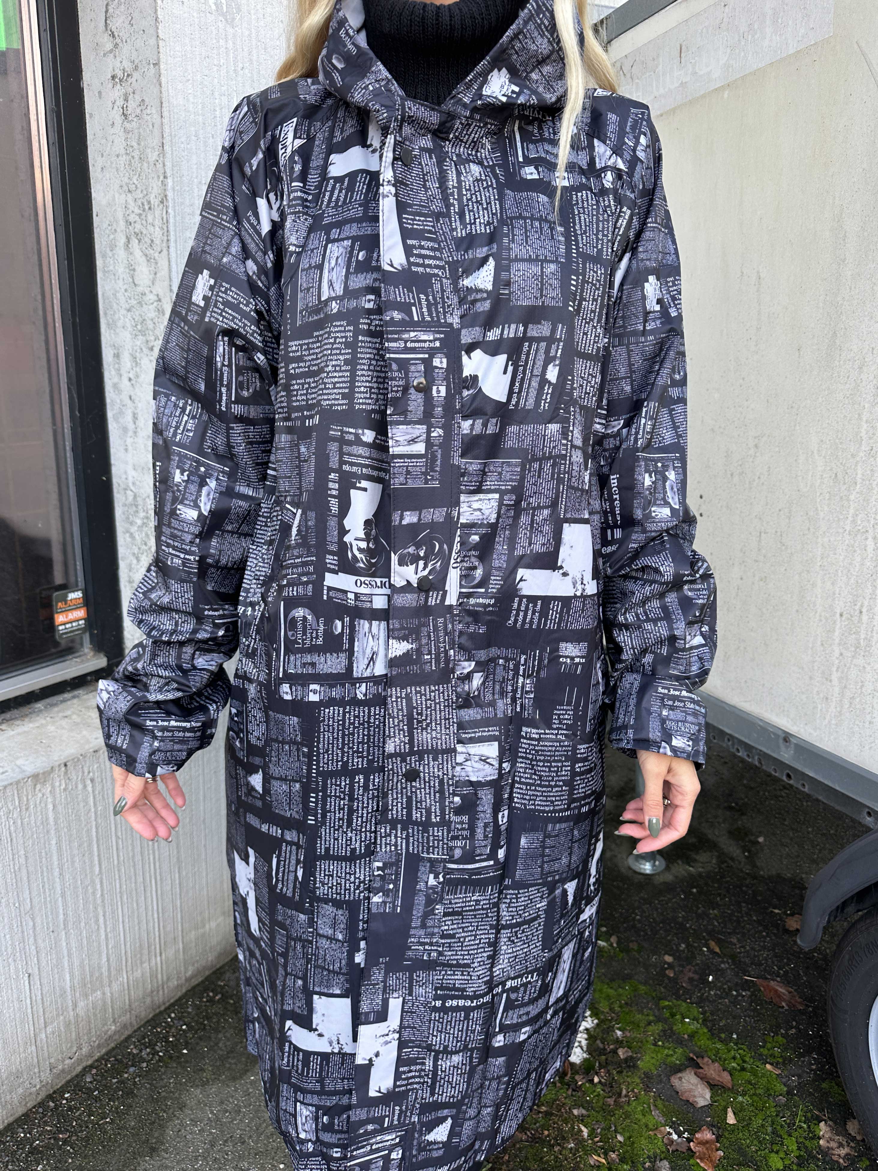 Reina Print - Regnjakke med avisprint